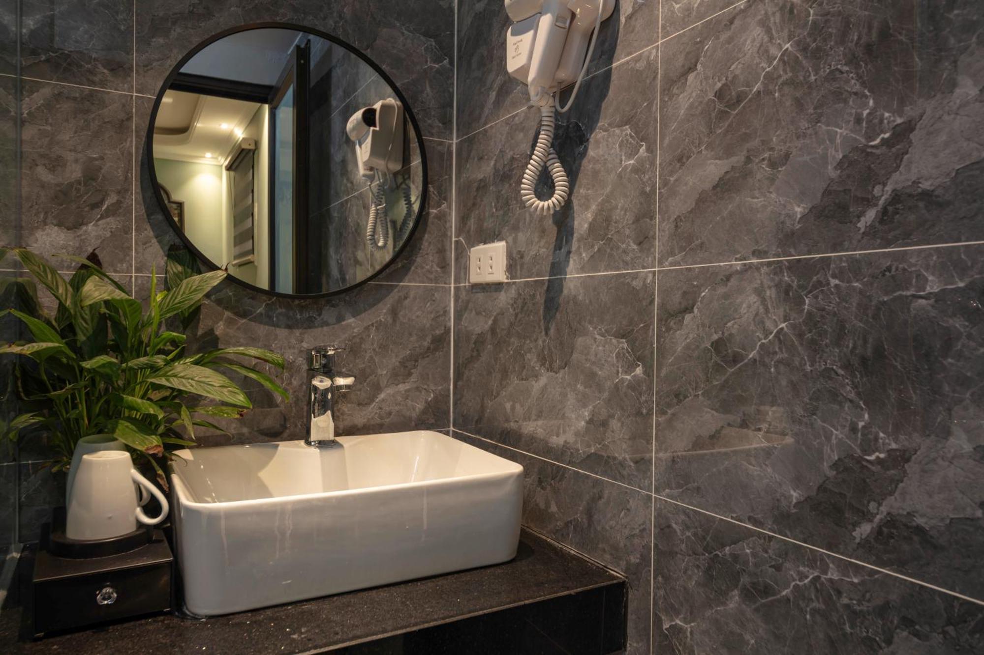 Madelise Amica Hotel And Travel Ханой Номер фото